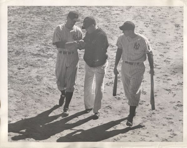 1942 Yankees Bud Hassett & Doc Painter World Series - original photo