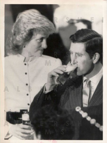 Princess Di and Charles sipping German brews - 1987 Original Photo 