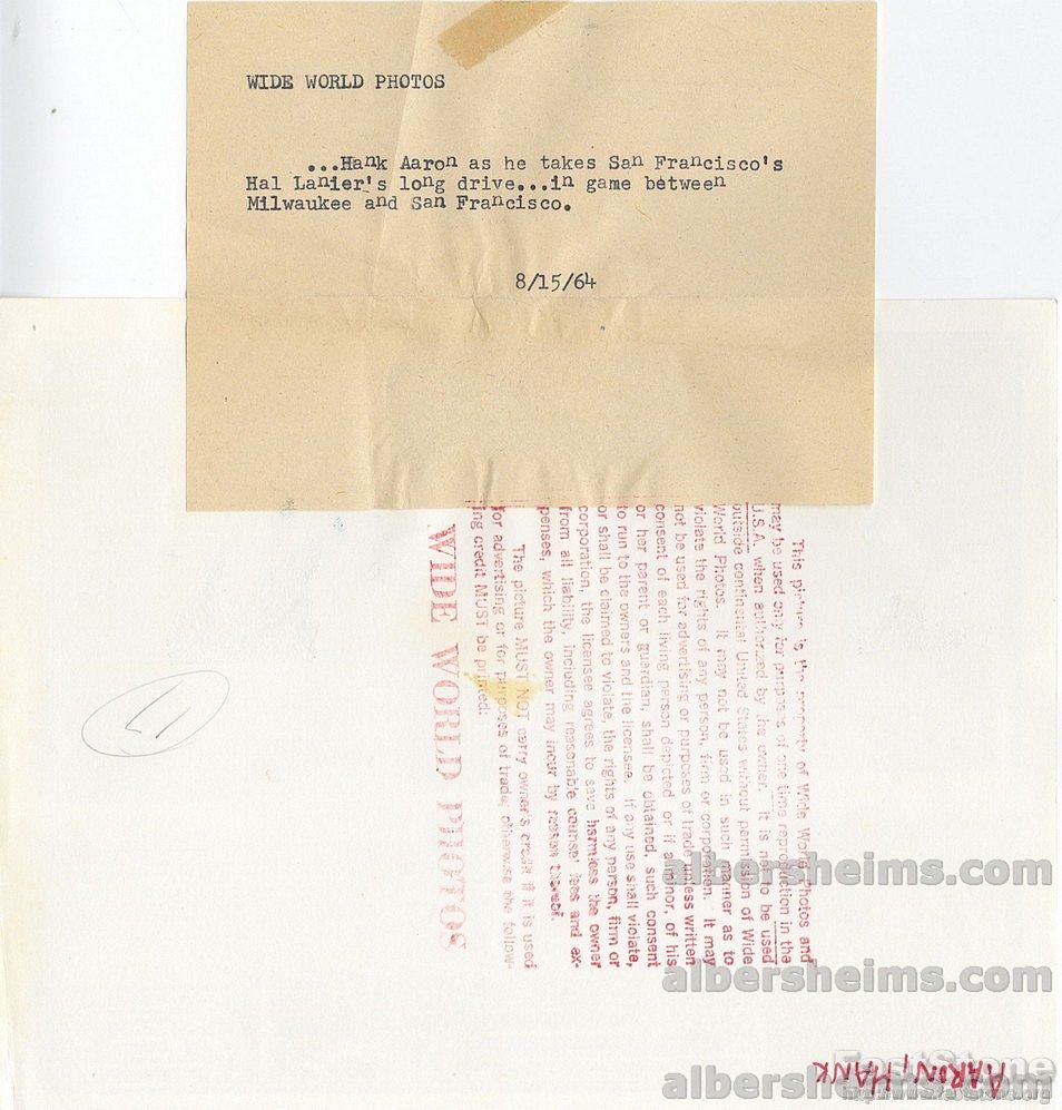 1964 Hank Aaron showing off his Fielding Skills Milwaukee Braves vs Giants Original Press Photo