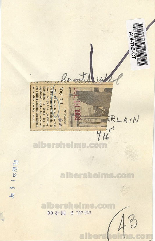 1968 Wilt Chamberlain With his 8 Foot NBA Scoring Record Trophy Original Press Photo