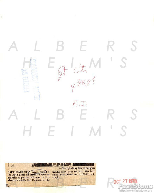 Pete Maravich Screams New Orleans Jazz vs Jim Cleamons NY Knicks 1978 TYPE I Original Photo