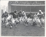 Marion Motley Circa 1948 Evades the Opposition – MUST SEE