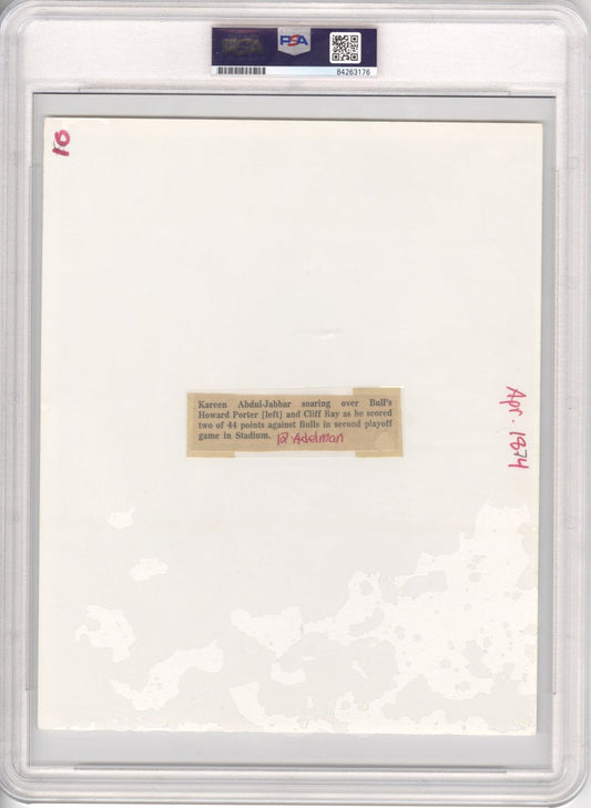 1974 NBA Playoffs - Kareem Abdul Jabbar Airborne TYPE 1 Photo PSA/DNA
