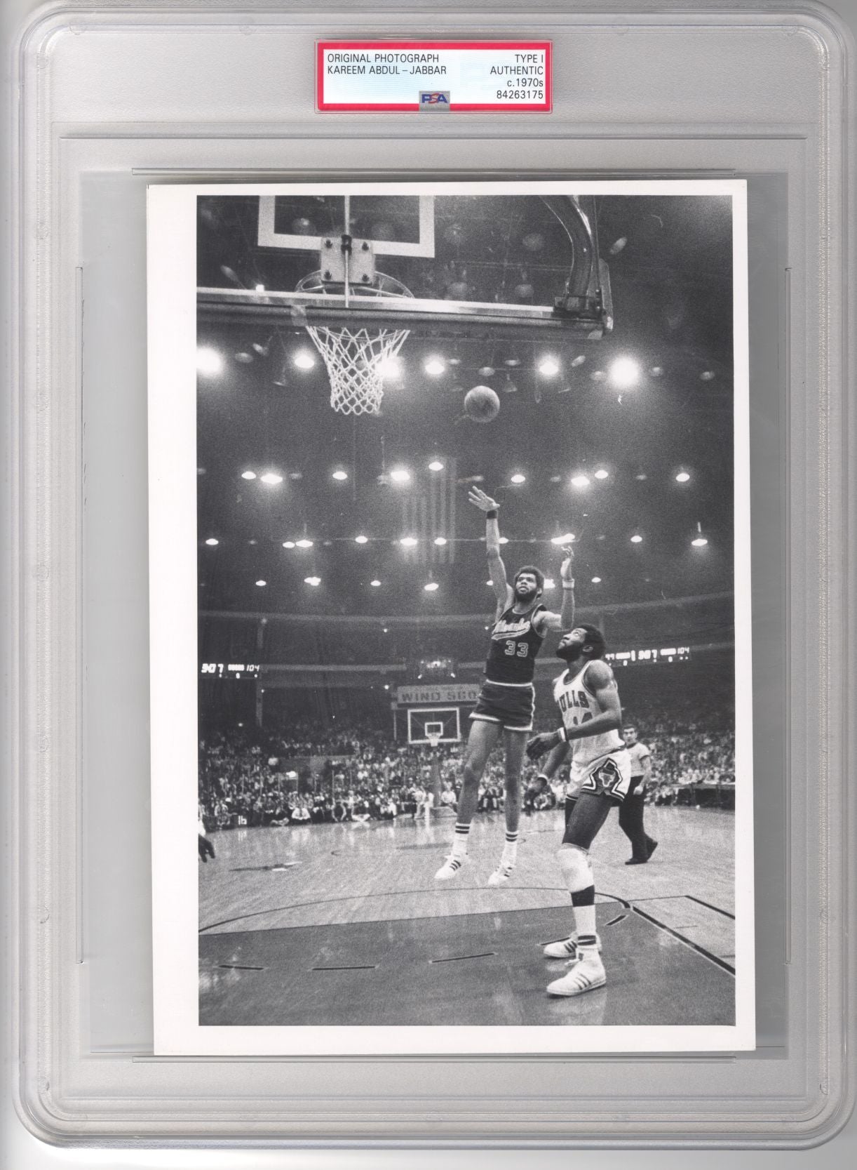 Kareem Abdul Jabbar Early 70's Dominates Chicago Bulls TYPE 1 Photo PSA/DNA
