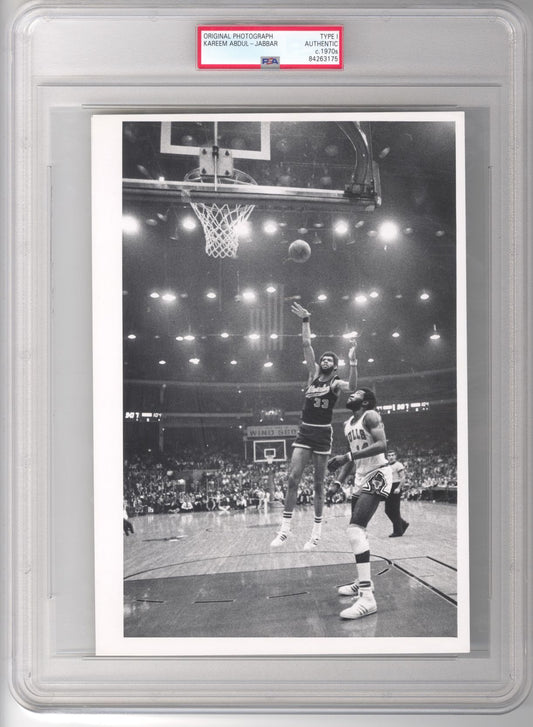 Kareem Abdul Jabbar Early 70's Dominates Chicago Bulls TYPE 1 Photo PSA/DNA