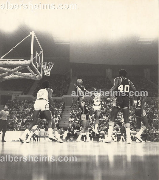 1970-71 Connie Hawkins vs. Baltimore Bullets Wes Unseld Original TYPE 1 photo