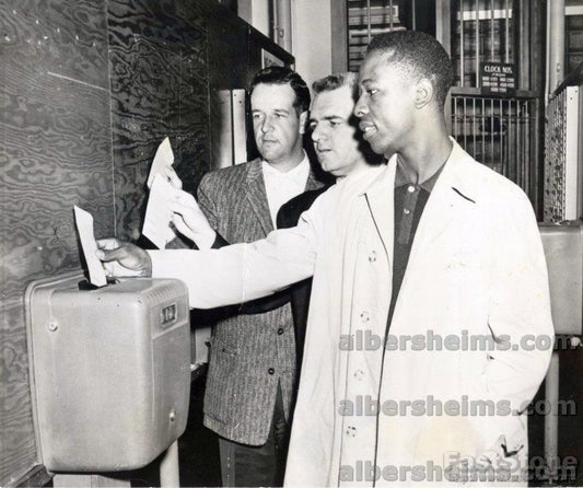 Hank Aaron & World Series Champions Milwaukee Braves Teammates Reporting to Offseason Job 1957 Original Photo