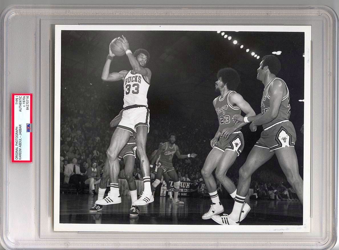 Early 70's Kareem Abdul Jabbar Goes to the Air vs. Chicago Bulls TYPE 1 Photo PSA/DNA