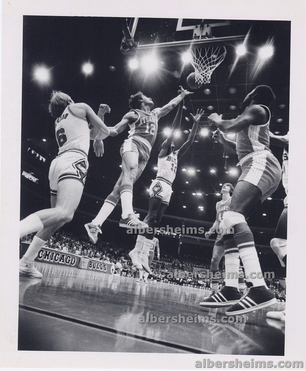 1972 Pistol Pete Maravich Atlanta Hawks Going Airborne vs Chicago Bulls Original TYPE I photo