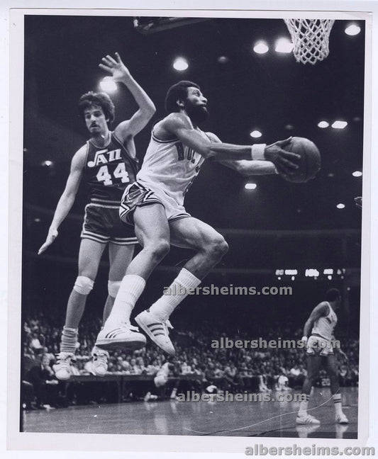 1975 Norm Van Lier Floats Past Pistol Pete Maravich in Bulls vs. Jazz Battle Original TYPE I photo