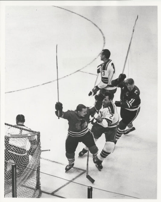Blackhawks frustrated by Red Hay with Doug Harvey Harry Howell - Jacques Plante