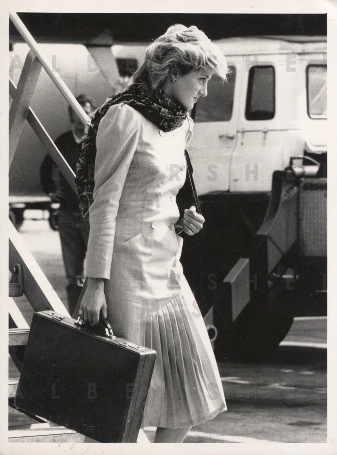 1985 Original Photo - Jetsetter Princess Diana Deplanes