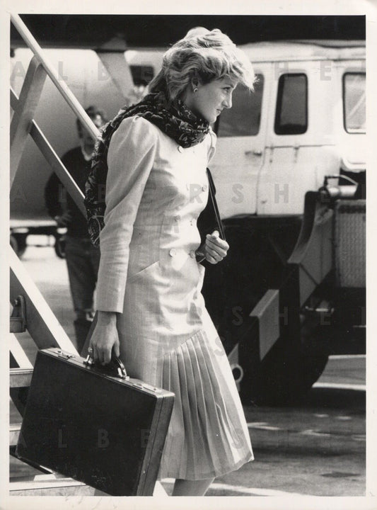 1985 Original Photo - Jetsetter Princess Diana Deplanes