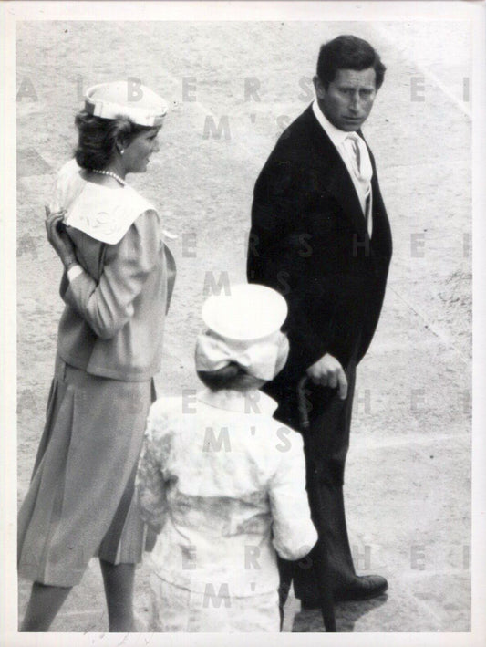 Princess Di and Charles host a Buckingham Palace party - 1987 Original Photo