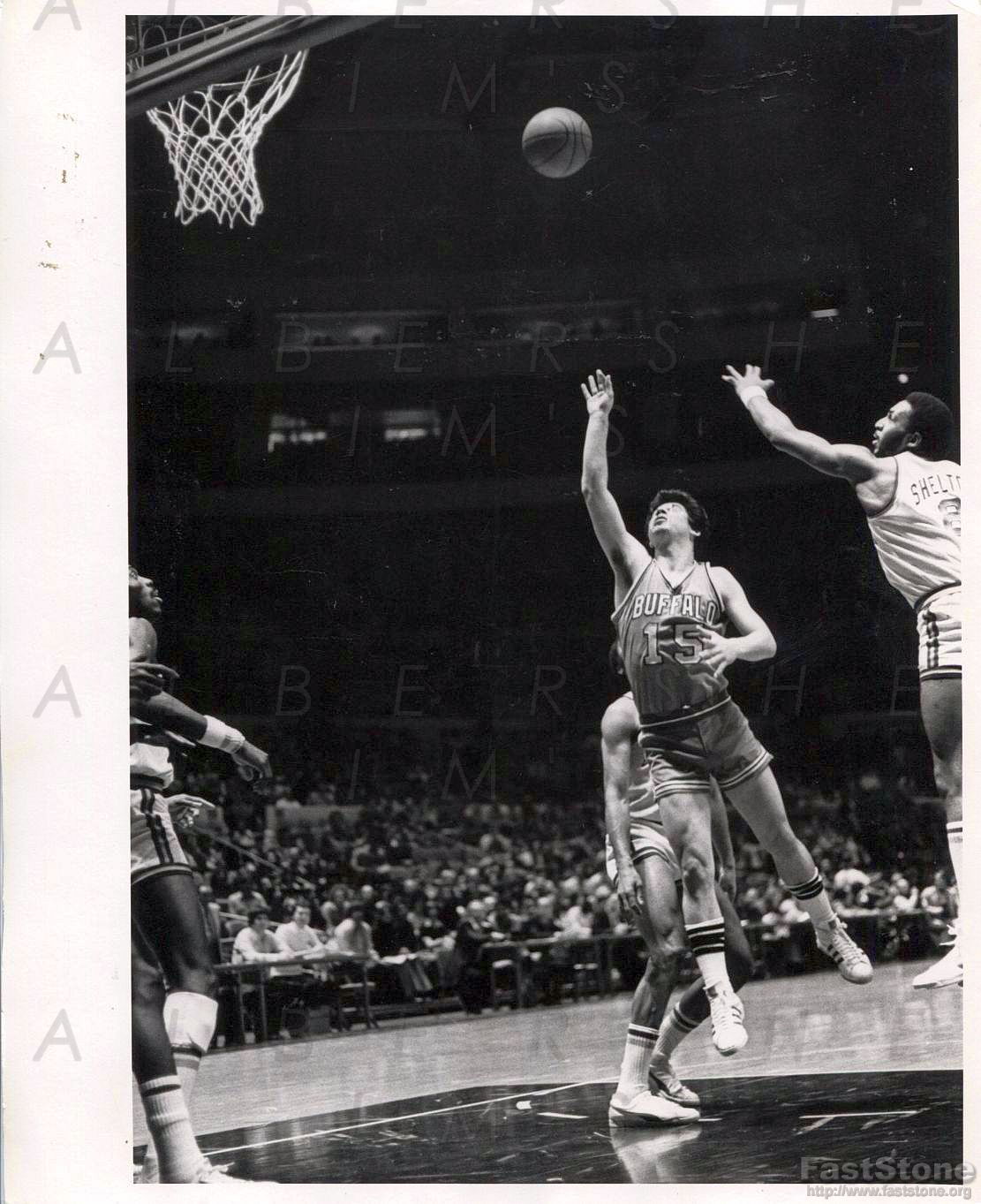 Ernie DiGregorio Buffalo Braves Shoots Against NY Knicks Lonnie Shelton Original Photo