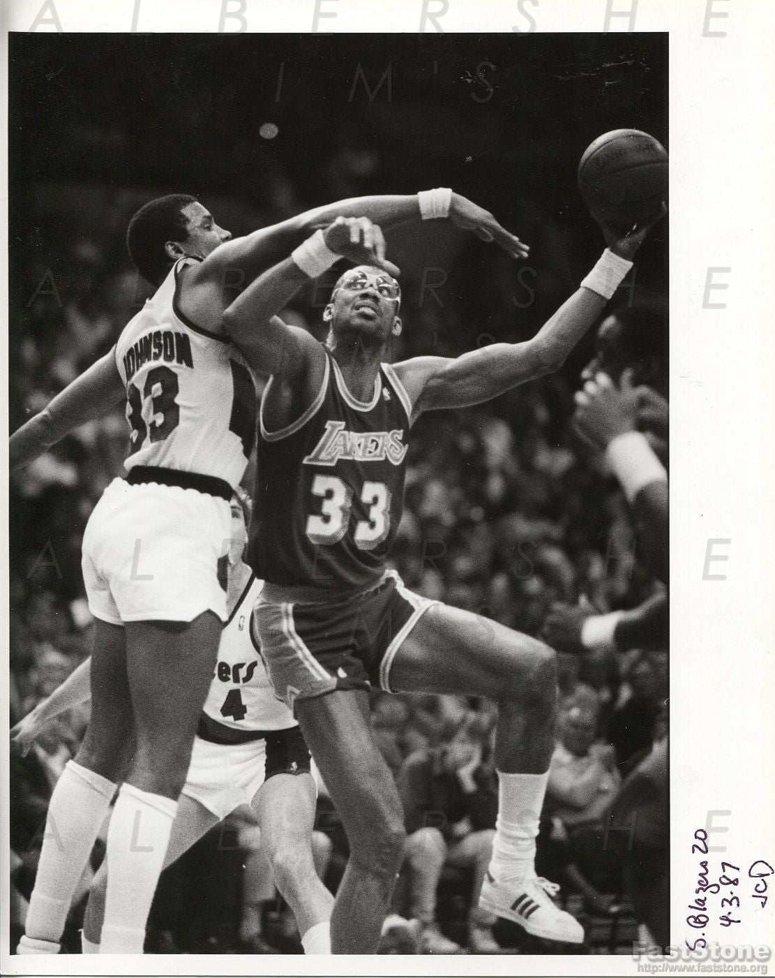 1987 Kareem Abdul Jabbar Jump Skyhook vs Portland Trail Blazers Original TYPE I Photo
