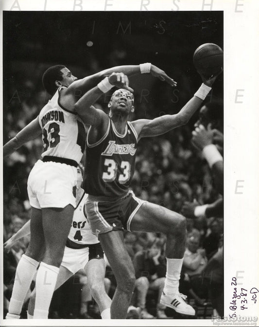 1987 Kareem Abdul Jabbar Jump Skyhook vs Portland Trail Blazers Original TYPE I Photo